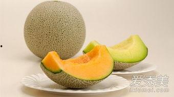 吃哈密瓜外国,外国游客尽享西域美味之旅